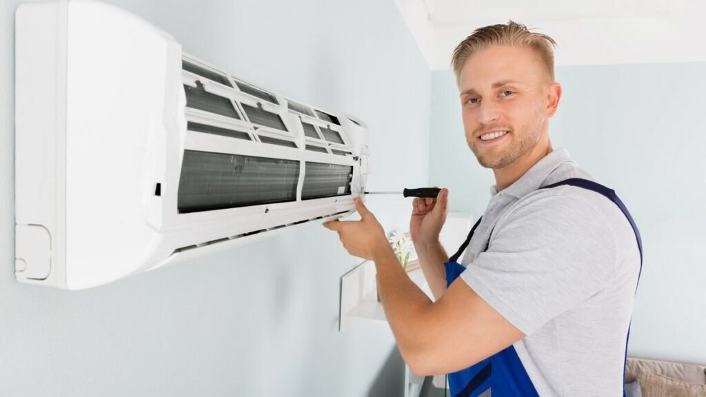 orang sedang service ac